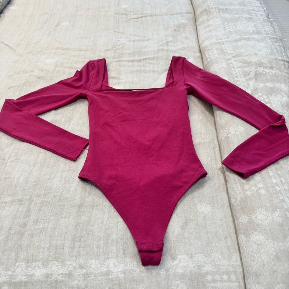 Aritzia Babaton bodysuit in raspberry pink